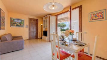 Family Apartment, 2 Bedrooms, Microwave (Cinzia Apartment Front Beach- Pool,) | Dining room