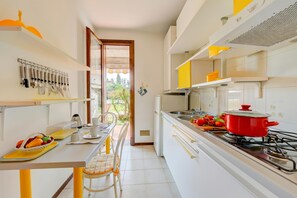 Apartamento familiar, varias habitaciones (Cinzia Apartment Front Beach) | Cocina privada | Frigorífico, microondas, placa de cocina y cafetera o tetera