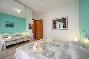 2 bedrooms, free WiFi, bed sheets - Cinzia Apartment Front Beach (Sirmione)