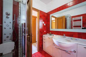 Combined shower/tub, hair dryer, bidet, towels - Cinzia Apartment Front Beach (Sirmione)