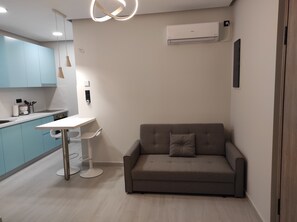 Smart TV - Polyxenia's Warm & Cozy Apt - 5 min. from Mitera & Hygeia hospitals (Marousi)