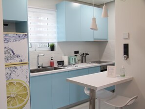 Fridge, oven, coffee/tea maker, electric kettle - Polyxenia's Warm & Cozy Apt - 5 min. from Mitera & Hygeia hospitals (Marousi)