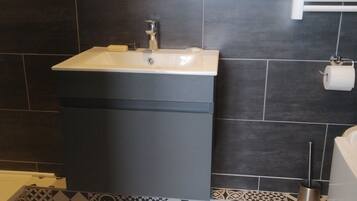 Chuveiro, produtos de toalete grĂĄtis, secador de cabelo