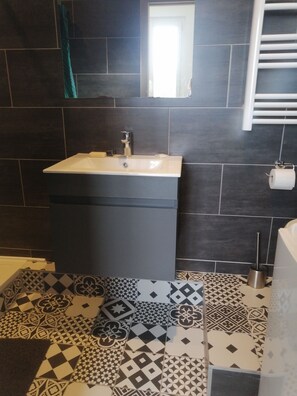 Shower, free toiletries, hair dryer, towels - Le Courlis, two minutes from the beach (Hauteville-sur-Mer)