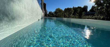 Piscina all'aperto, una piscina riscaldata
