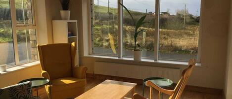 Smart-TV, peis, DVD-spiller og bøker