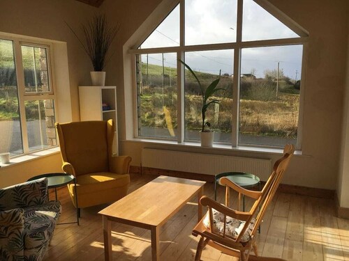10 mins to Rossnowlagh, Bundoran - spacious home with outdoor seating, BBQ, play