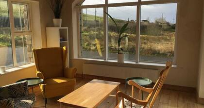 10 mins to Rossnowlagh, Bundoran - spacious home with outdoor seating, BBQ, play