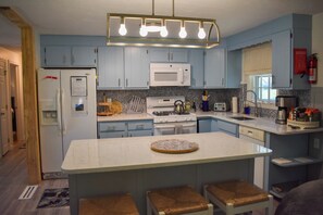 Kjøleskap, mikrobølgeovn, ovn og kokeplater