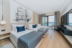 Habitación Premium | Minibar, caja fuerte, escritorio y cortinas opacas