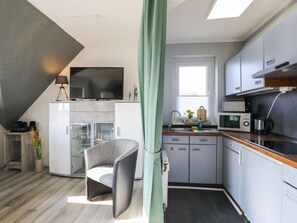 Kühlschrank, Mikrowelle, Kochgeschirr/Geschirr/Besteck