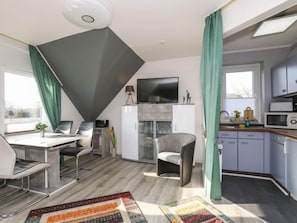 Kühlschrank, Mikrowelle, Kochgeschirr/Geschirr/Besteck