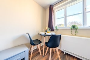 Business Apartment, Private Bathroom | Interior - Lovegrove Contractor Stay With Free Wi-fi in Slough (Slough)