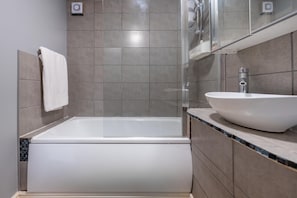 Business Apartment, Private Bathroom | Bathroom - Lovegrove Contractor Stay With Free Wi-fi in Slough (Slough)