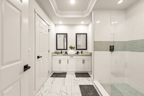 Combined shower/tub, hair dryer, towels