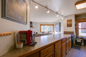 Microonde, piano cottura, lavastoviglie, macchina per tè/caffè