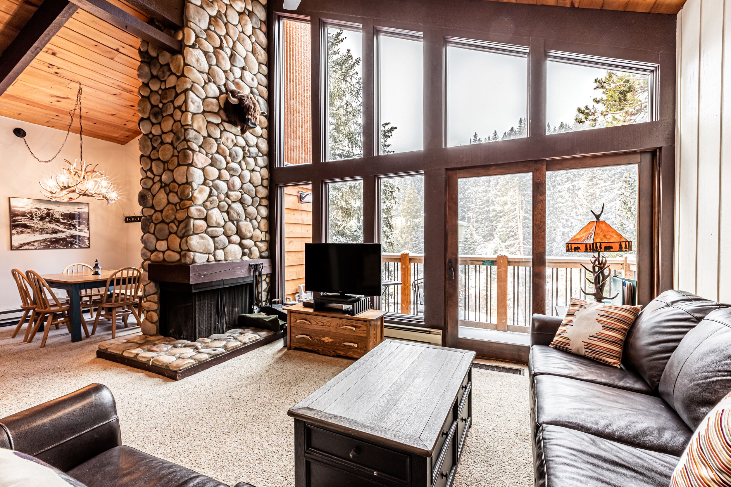 Wood Fireplace, Private Balcony with River and Forest Views, short walk to ski a