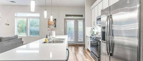 Refrigerador, microondas, horno, placa de cocina