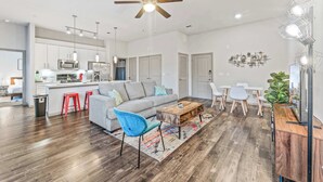TV, offices - Cozy 2BR suite close to Downtown w/ fast WiFi (Austin)