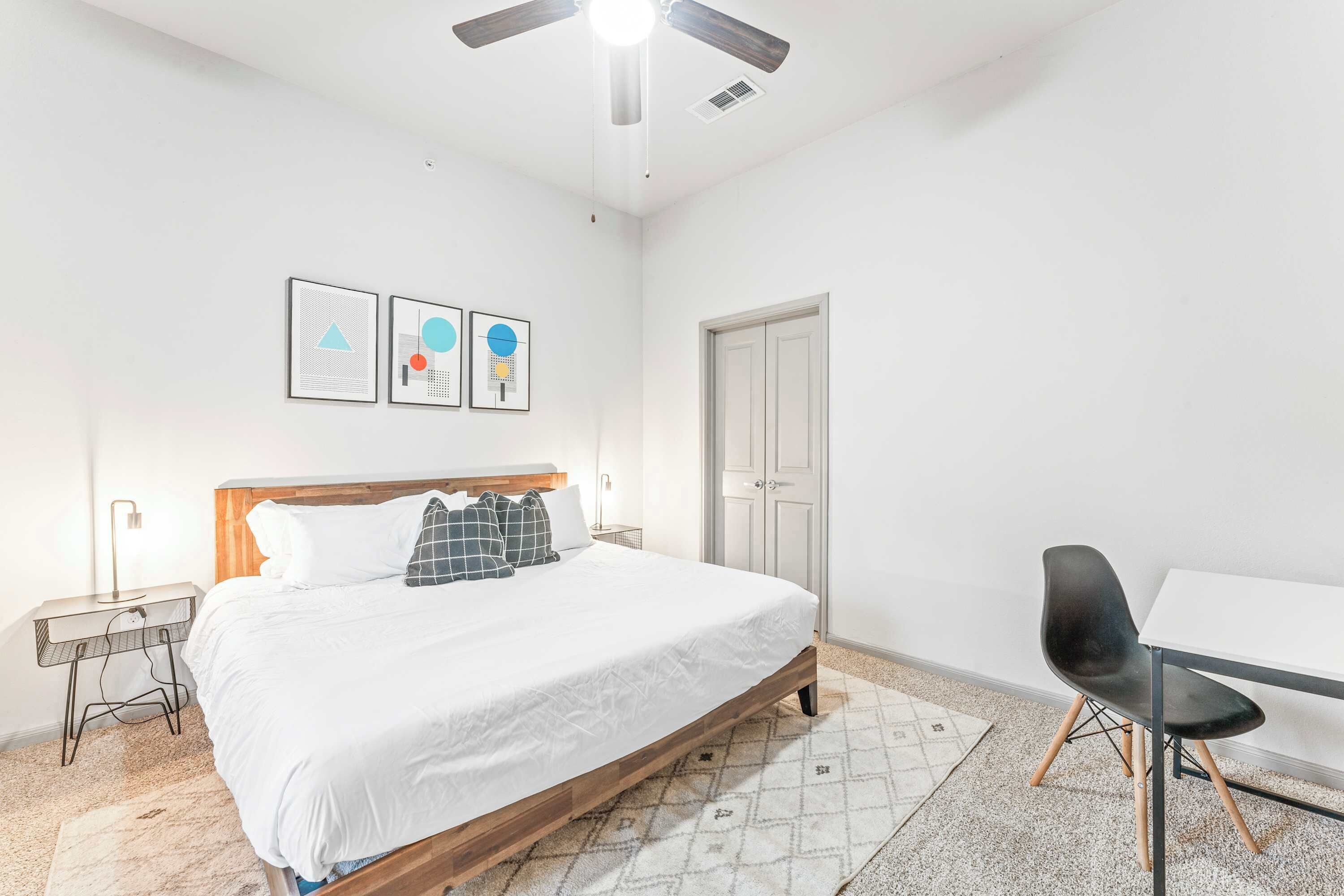 2 slaapkamers, een bureau, een strijkplank/strijkijzer, wifi