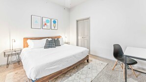 2 bedrooms, desk, iron/ironing board, WiFi - Cozy 2BR suite close to Downtown w/ fast WiFi (Austin)