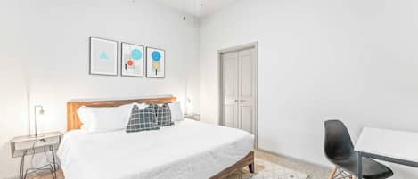 2 slaapkamers, een bureau, een strijkplank/strijkijzer, wifi