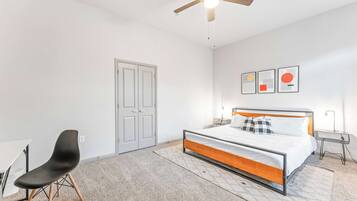 2 habitaciones, escritorio, tabla de planchar con plancha y wifi