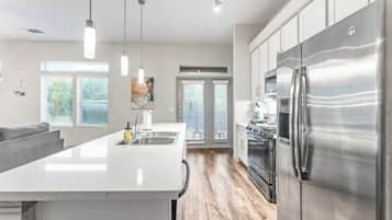 雪櫃、微波爐、焗爐、爐具