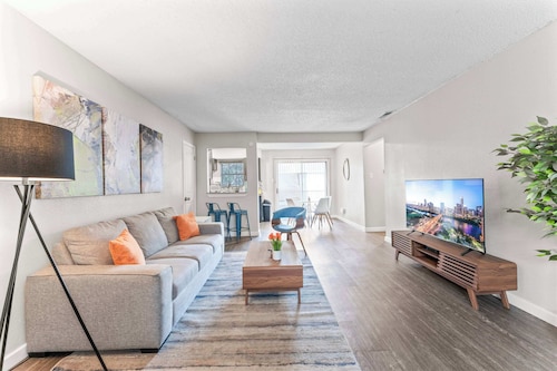 Spacious and Chic King Bed 2BR Suite, 5 Min to DT