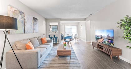 Spacious and Chic King Bed 2BR Suite, 5 Min to DT