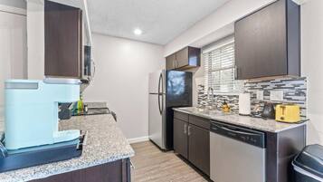 Jääkaappi, mikroaaltouuni, uuni, liesi