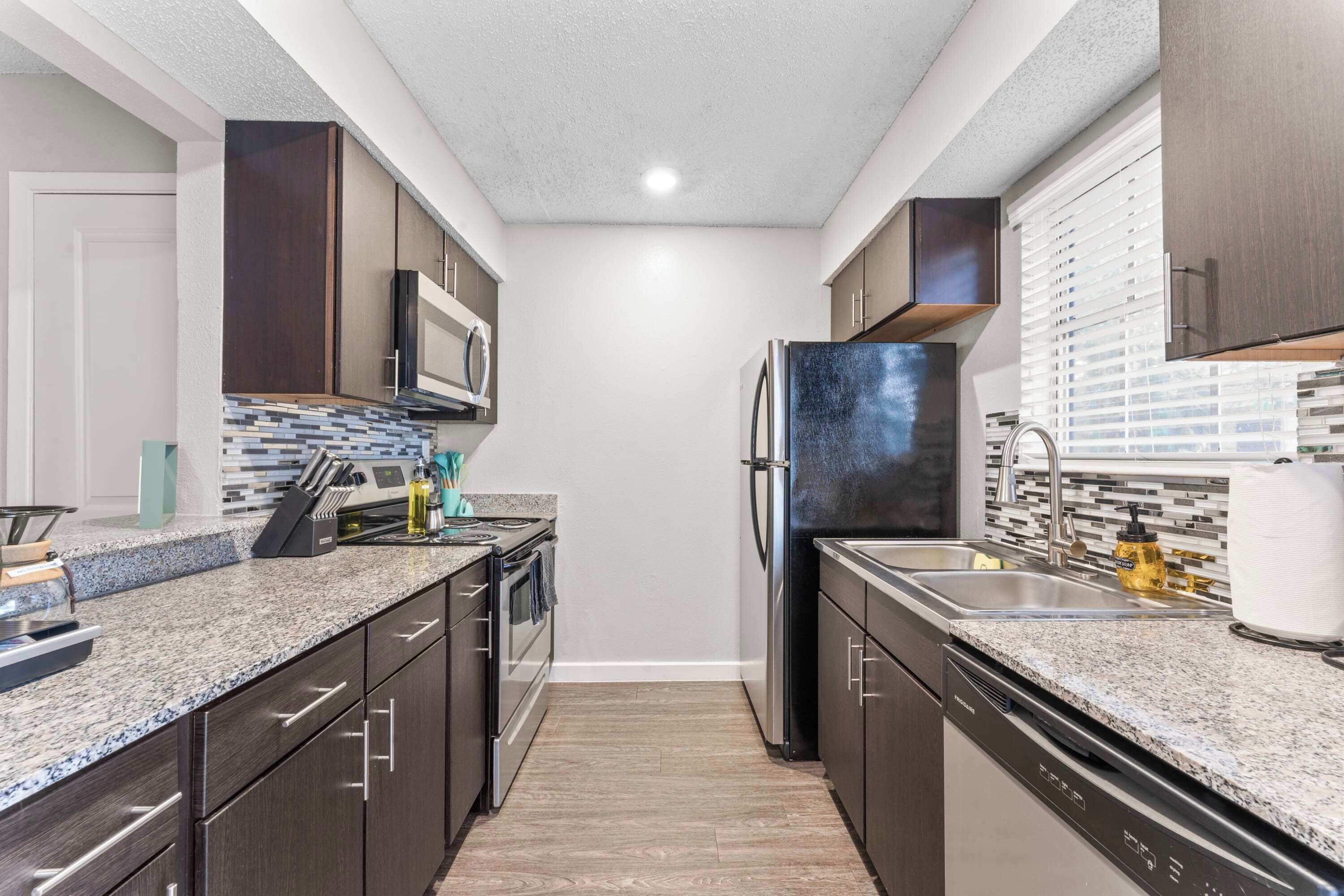 冷蔵庫、電子レンジ、オーブン、コンロ