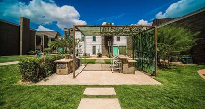 Spacious and Chic King Bed 2BR Suite, 5 Min to DT