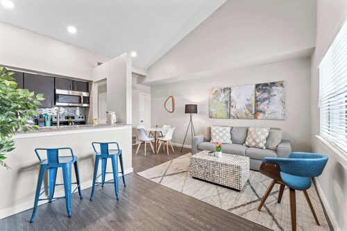 Chic King Bed 1BR Suite, 5 Min to DT w/ pool