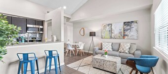 Chic King Bed 1BR Suite, 5 Min to DT w/ pool