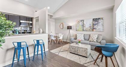Chic King Bed 1BR Suite, 5 Min to DT w/ pool