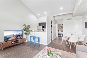 1 habitación, escritorio, tabla de planchar con plancha y wifi