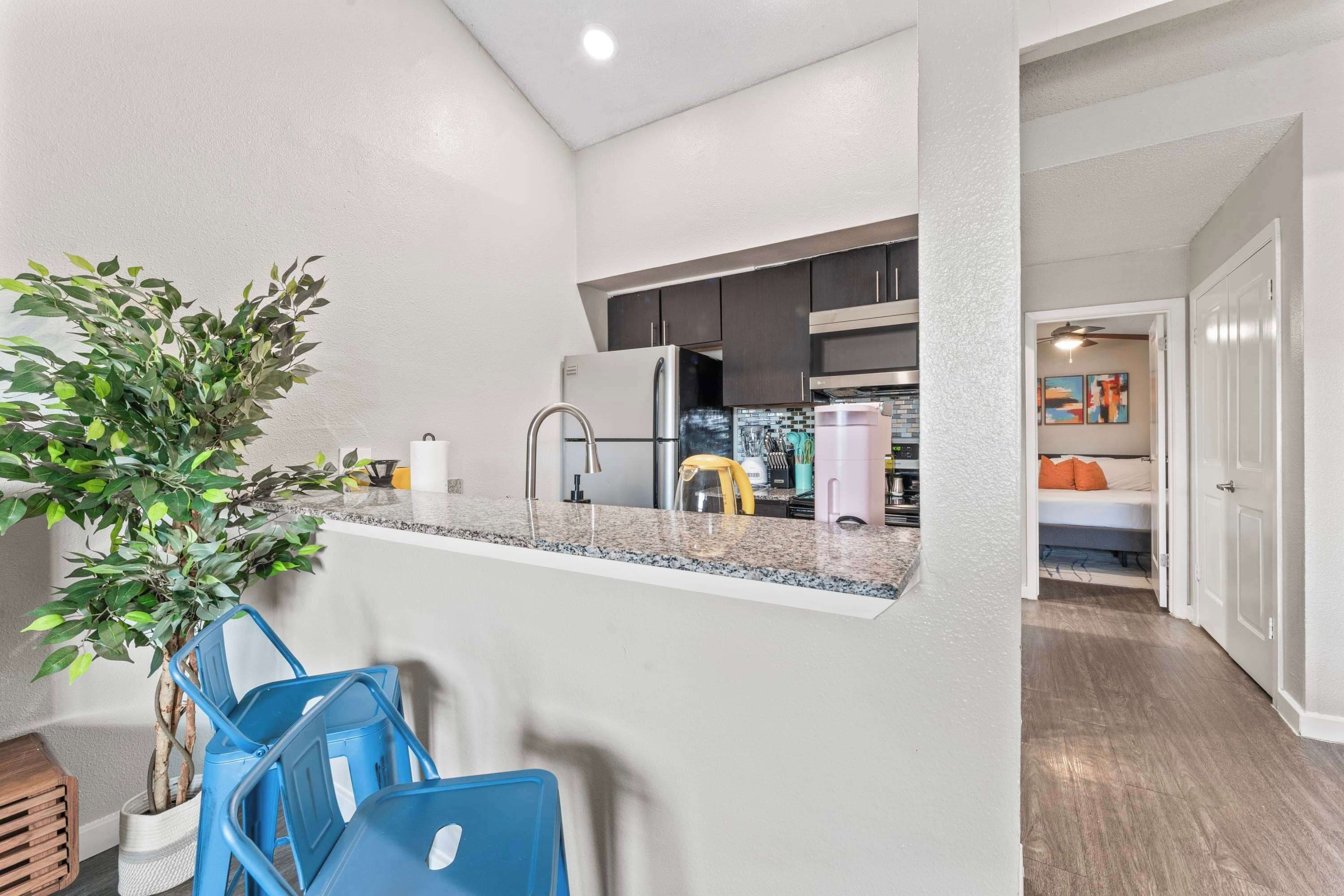 Kjøleskap, mikrobølgeovn, ovn og kokeplater