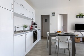 Refrigerador, microondas, horno y lavavajillas 