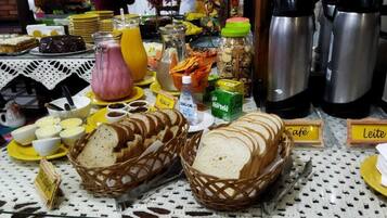 Café da manhã com buffet grátis todos os dias