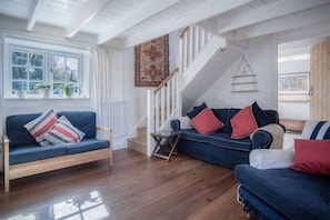 Cottage (2 Bedrooms) | Living area | 32-inch Smart TV with digital channels, TV, fireplace