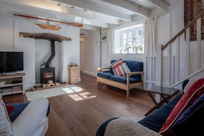 Cottage (2 Bedrooms) | Living area | 32-inch Smart TV with digital channels, TV, fireplace
