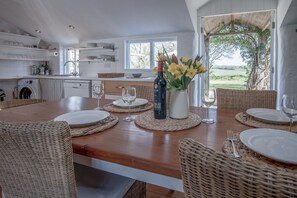 Cottage (2 Bedrooms) | Private kitchen