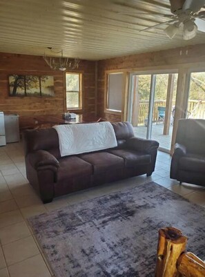 TV - Cedar River Retreat & Hideaway (Ericson)