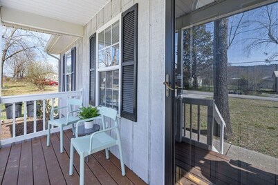 White Oak - fire pit, fast wifi, & free parking