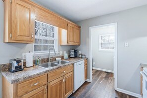 Réfrigérateur, four à micro-ondes, un four, surface de cuisson