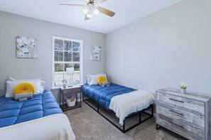 3 habitaciones, escritorio, tabla de planchar con plancha y wifi
