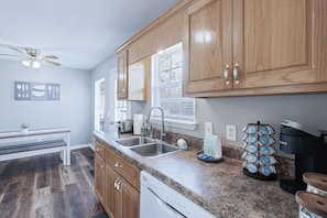 Een koelkast, een microgolfoven, een oven, een kookplaat