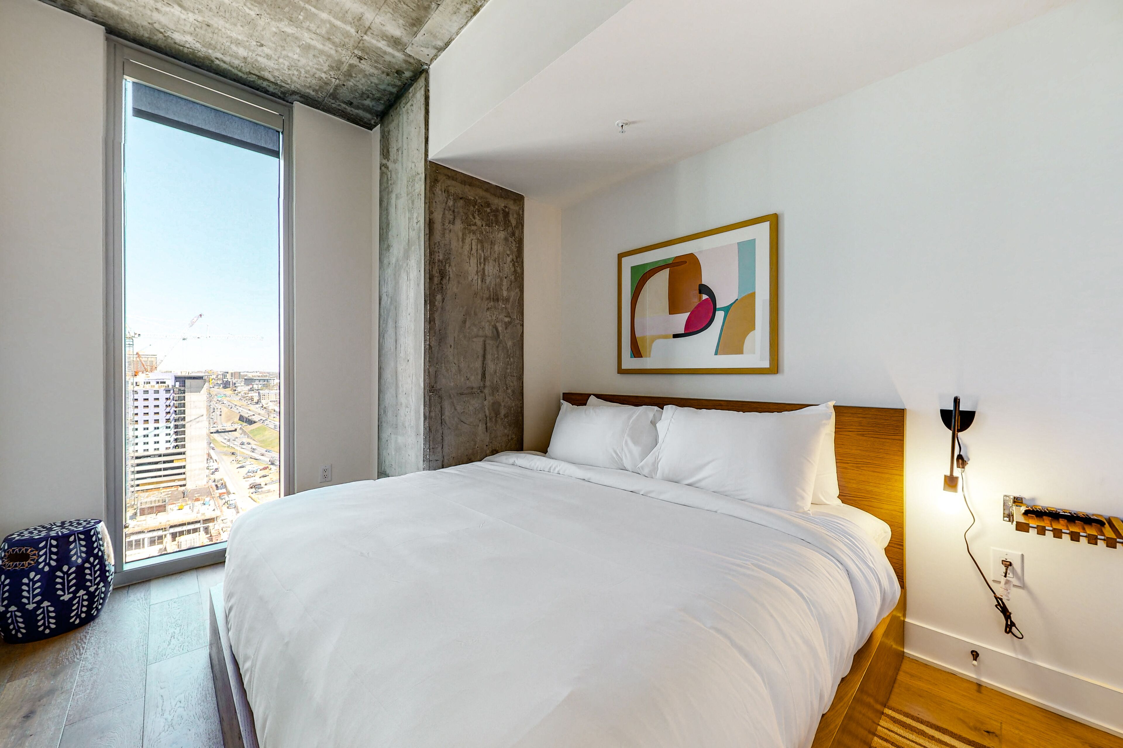 Rainey Street brand new condo - lake & skyline-view balcony - rooftop pool & gym