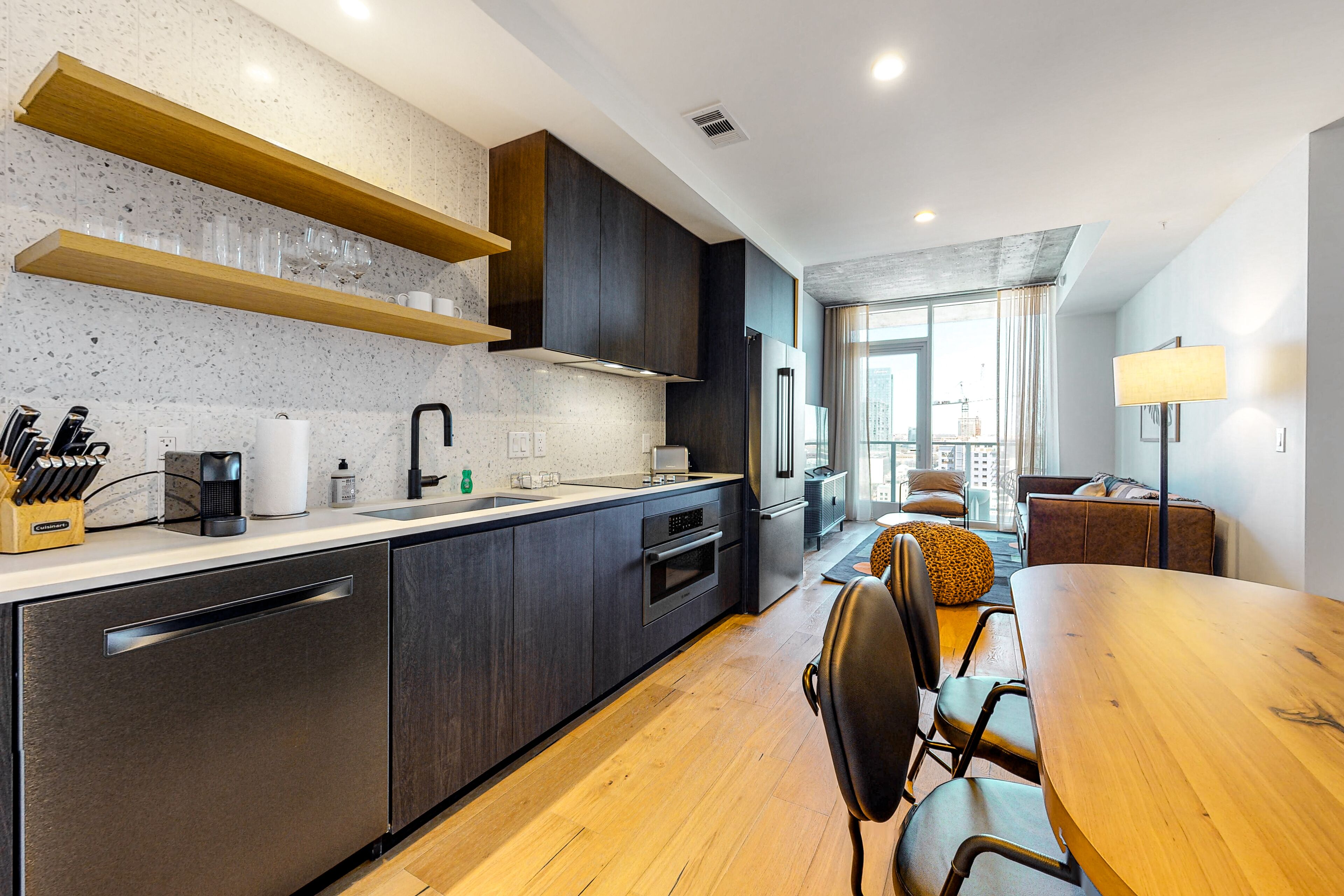 Rainey Street brand new condo - lake & skyline-view balcony - rooftop pool & gym